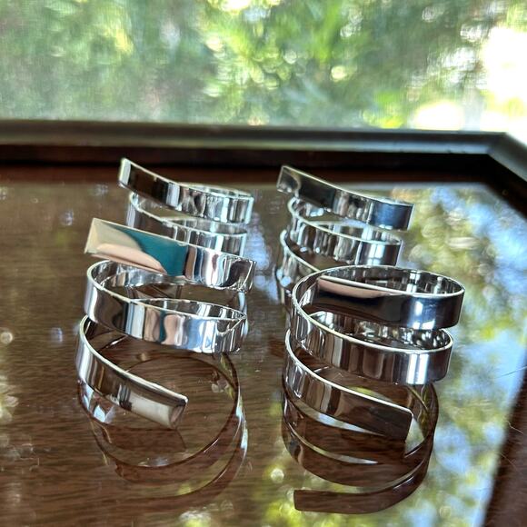 Set of 4 Modern Silver-Plated Spiral Napkin Rings – Minimalist Table Decor - Picture 15 of 15